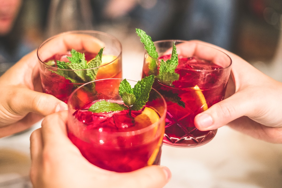 Nejlepší drinky s vínem, které oživí každé letní odpoledne