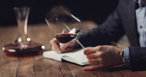 Červené víno v pokojové teplotě trpí a vaše chuťové buňky také