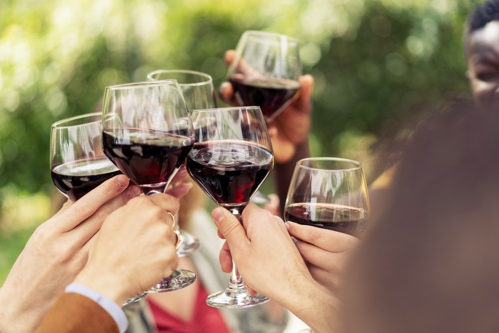 Jaká vína vybrat ke grilování? Průvodce pro dokonalý letní zážitek